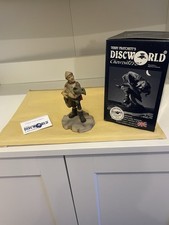 DW128 Captain Vimes and Errol Discworld Clarecraft The Watch Dragon