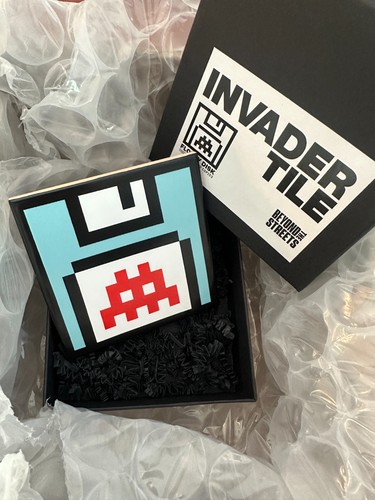 Space invader floppy disk - 💾,