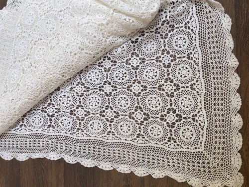 Vintage large lace crochet - large, bed