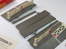TRI-ANG RAILWAYS HO/OO GAUGE MODEL RAILWAY R70 Double Track Level Crossing Boxed