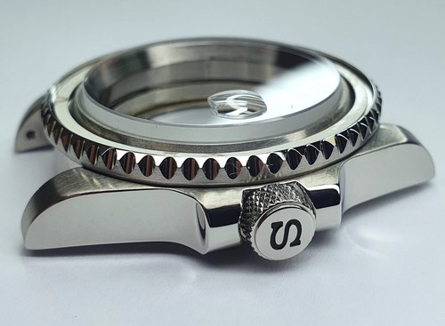 Silver watch case with knurled - with,