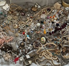 Joblot Vintage & Modern Broken Costume Jewellery Inc Faux Pearls  160+ Pieces