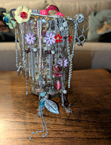 Flower themed mystery - themed,