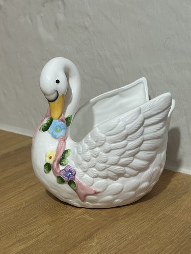 Lovely vintage decorative swan - lovely,