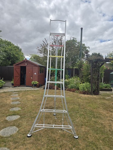 Tripod step ladder - step,