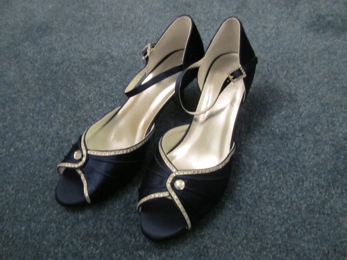 New womens shoes - new, 7