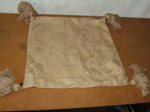 Vintage gold damask cushion - 5x,