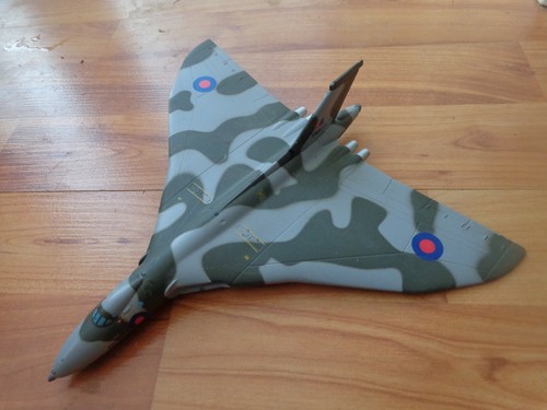 144 corgi avro vulcan - 1/144,