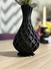 Elegant Black Spiral Vase – 17 cm Tall | Modern Home Decor Accent
