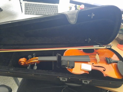 Violin with case bow chin - with,