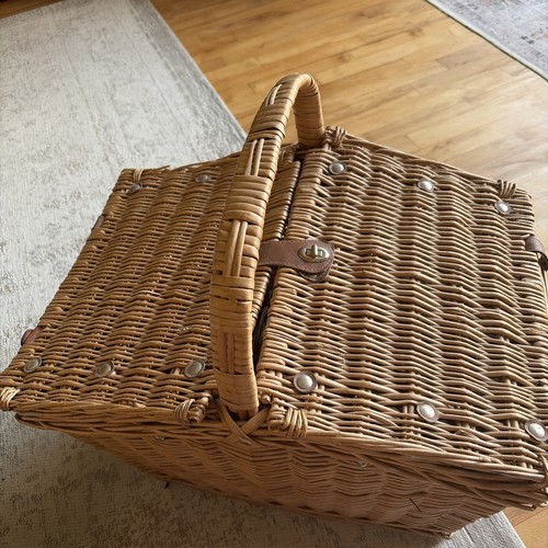 Person luxury picnic set in - 4,