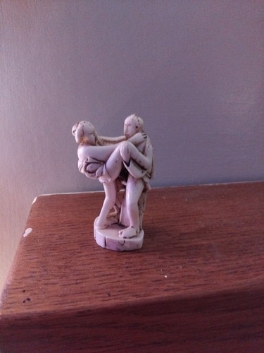 1900 erotic resin netsuke - ,