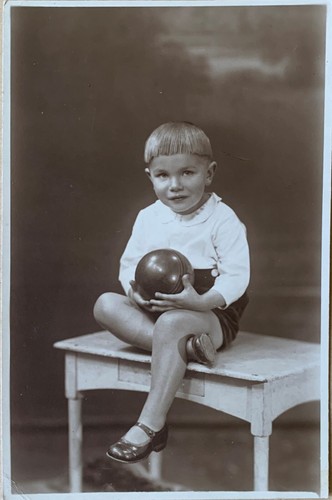 Antique 1920s era photographs - era,