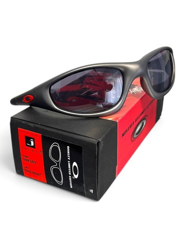Oakley new straight jacket - new,