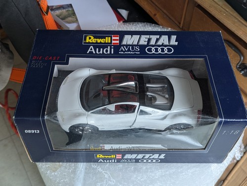 Revell metal scale audi - 1:18,