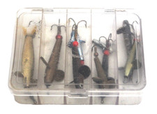 GOOD SELECTION OF SMALL/MEDIUM VINTAGE HARDY FISHING LURES IN PLASTIC LURE BOX