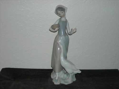 Lladro figurine 1052 girl - figurine,
