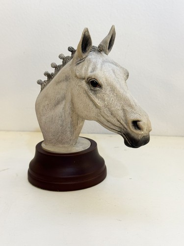Horse sculpture richard - by,