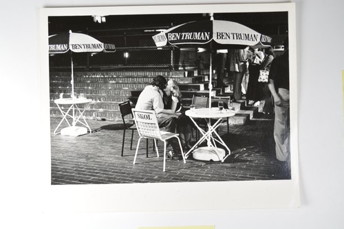 Couple kissing outdoor pub - pub, ben