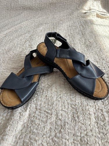 Bnwt pavers navy blue leather - bnwt,