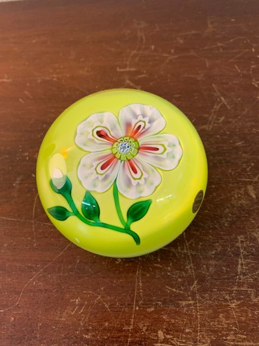 Flower paperweight pistachio - flower,