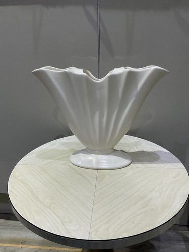 Vase fan shaped - white, glazed