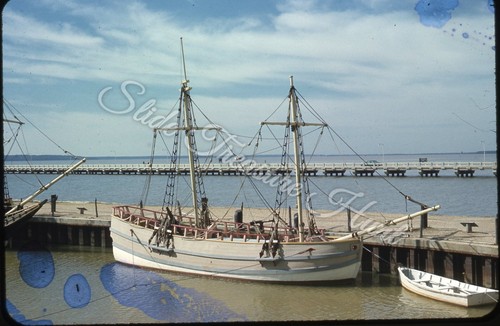 Discovery ship damaged 35mm - ship,