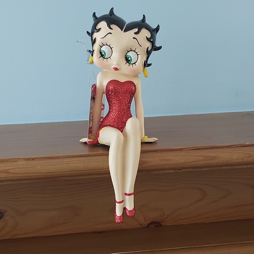 Large inch sitting - large, betty