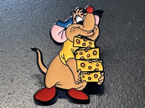 Gus the mouse - pin, badge