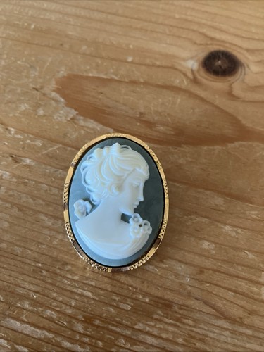 Pretty cameo brooch with - cameo,