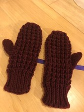 Pair of chunky knit mittens ladies burgundy colour acrylic wool 