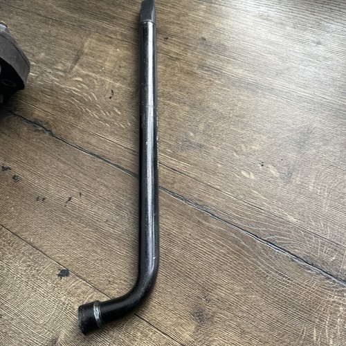 Jaguar wheel brace - brace, tool