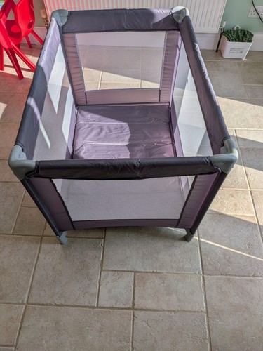 Red kite travel cot - red,