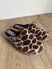 Fly Flot giraffe slippers