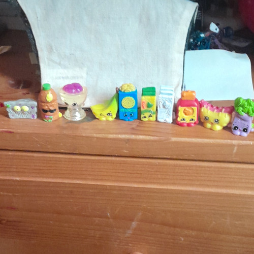 Shopkins assorted mini figures - shopkins,
