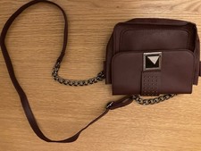 BNWOT BURGUNDY SMALL SIZE ADJUSTABLE STRAP SHOULDER BAG WITH TWIST CLASP FASTEN