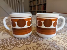 Op art retro mugs X2 brown white. glass. Arcopal? like pyrex Vintage 1970s 