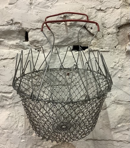 Vintage metal wire collapsible - metal,