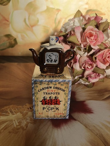 Cardew designs tiny teapots - designs,
