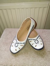 Gc Cotton Traders Flat Slip On White And Navy Shoes Size 6 Arch Support
