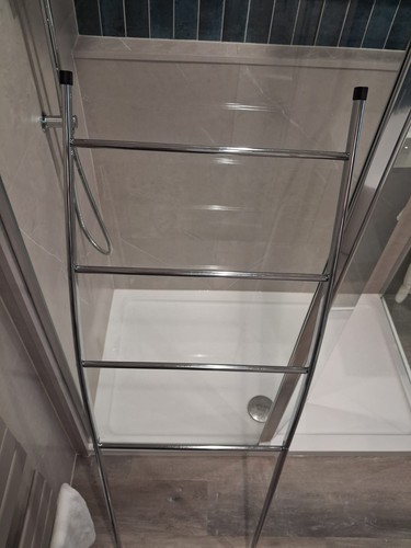 Free standing chrome towel
