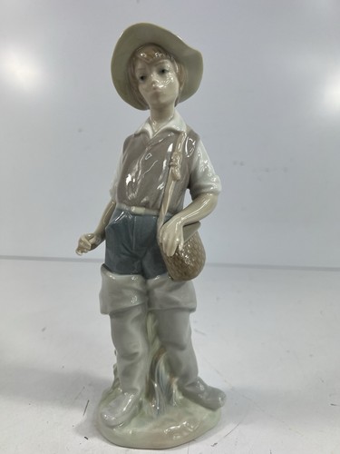 Lladro boy 23cm tall - 23cm,