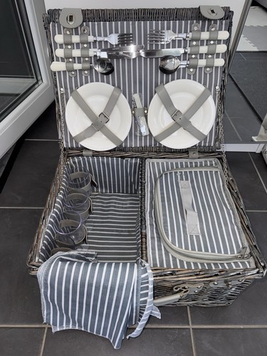Wicker picnic basket - set, cups