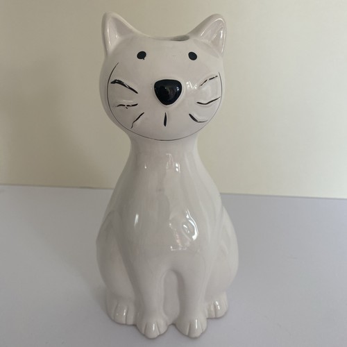 White ceramic cat - cat, radiator