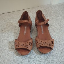 Pavers tan leather wedge