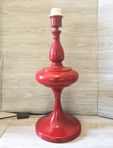 Red sculpture table lamp - red, metal