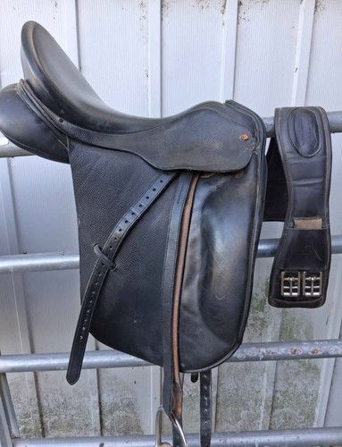 Albion dressage saddle - 17.5",
