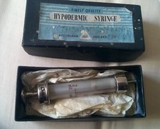 VINTAGE BOOTS HYPODERMIC SYRINGE IN ORIGINAL BOX.