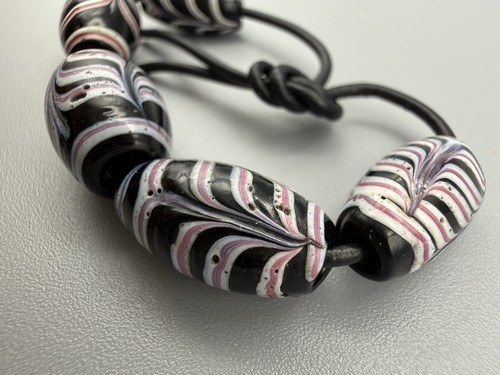 Black feather trade bead - black,