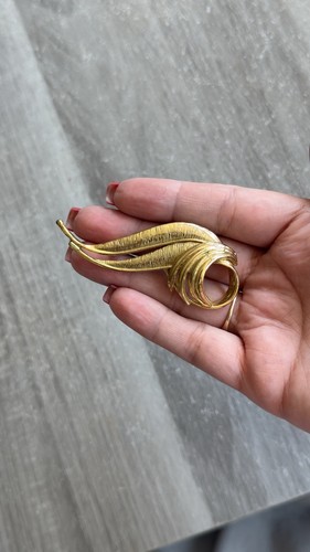 Vintage gold tone leaf swirl - gold,